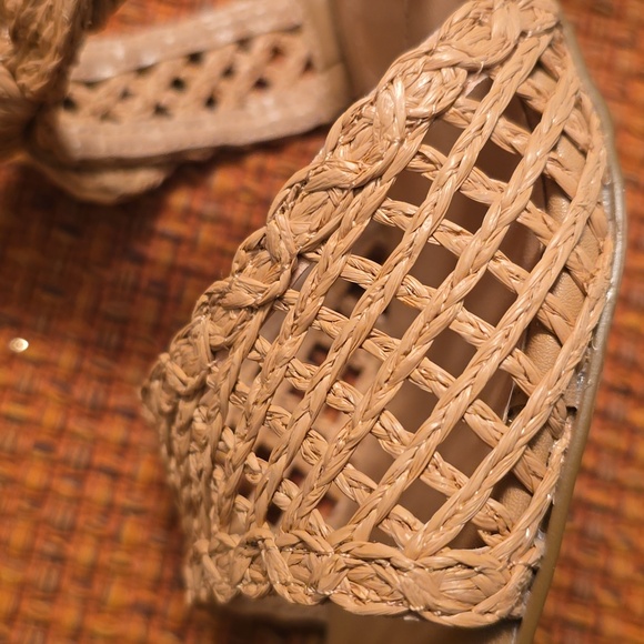 CHARLES DAVID BRAND WOMEN'S TAN SLIP-ON SUMMER SANDALS SIZE 8.5 - Picture 11 of 16